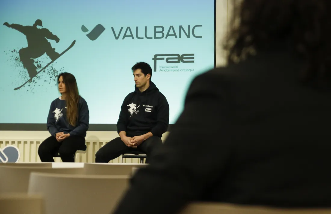 Lluís Marín i Maeva Estévez, a la roda de premsa de Vall Banc per l’acord de patrocini.