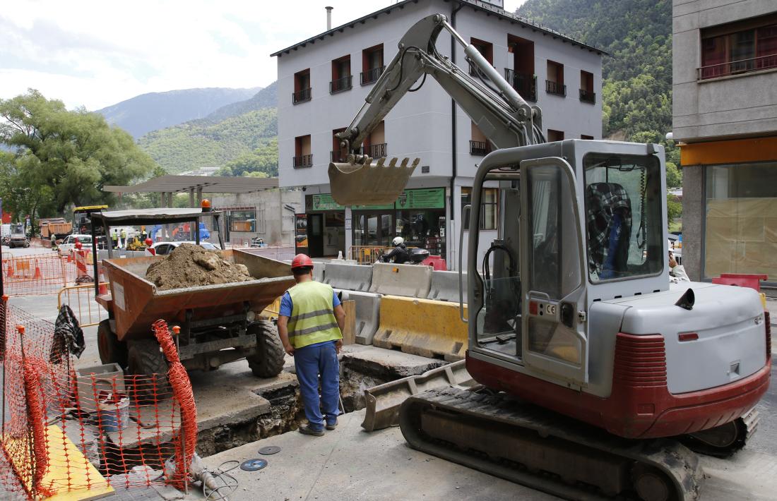 Operaris de la construcció treballant en les obres de la xarxa separativa de Santa Coloma.
