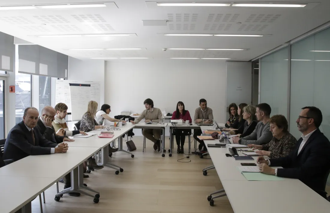 Un moment de la reunió dels representants dels grups de la majoria amb els integrants de la comissió interministerial.