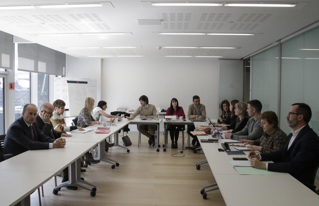 Un moment de la reunió dels representants dels grups de la majoria amb els integrants de la comissió interministerial.