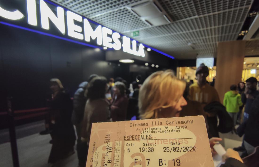 Des de les set de la tarda, el públic es va aplegar a l’entrada dels cinemes.