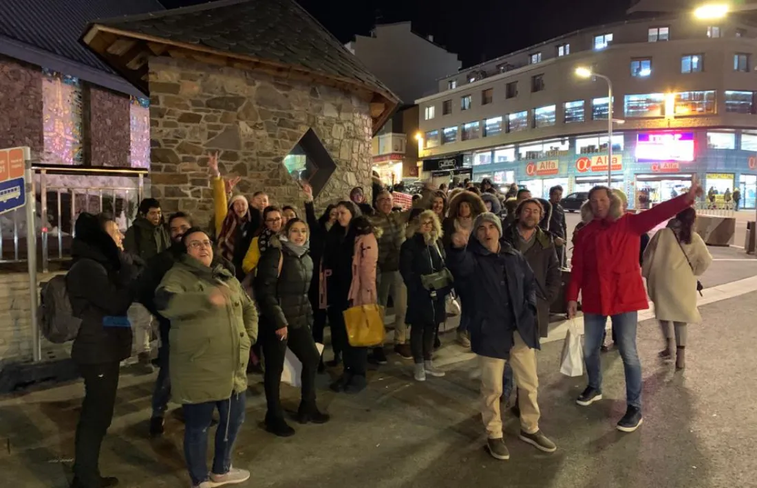 Usuaris de l’autobús esperant el vehicle que va arribar tard dilluns a la tarda.