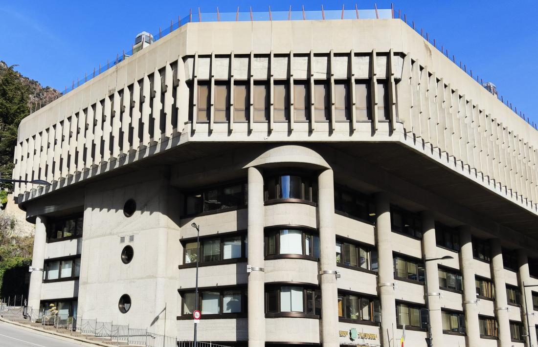 El concurs per construir l’edifici administratiu es va convocar el 1980 i es va inaugurar el 3 de juny del 1987. La plaça del Poble no és obra de Puig Torné, sinó de l’equip Espai qie comandava l'arquitecte Aleix Dorca Bis.