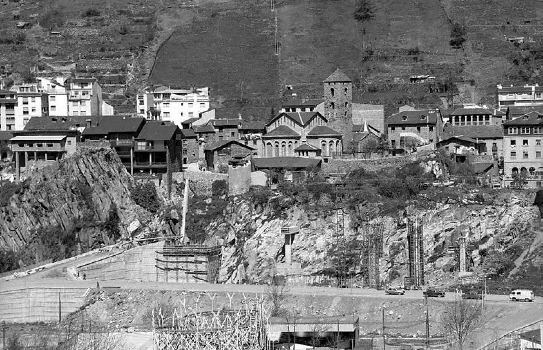 1981: primers moviments de terres al solar que ocuparà l’edifici.