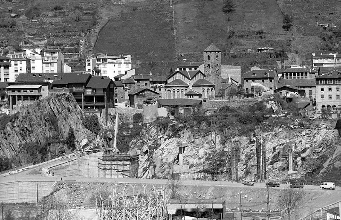 1981: primers moviments de terres al solar que ocuparà l’edifici.