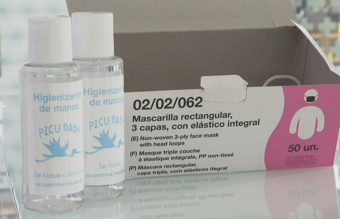 Una mostra del desinfectant i de les mascaretes.
