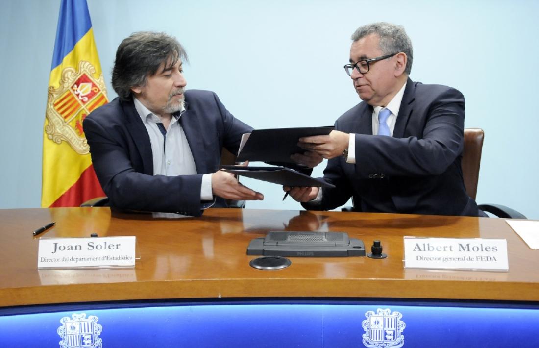 Joan Soler i Albert Moles en la signatura del conveni entre FEDA i Estadística.