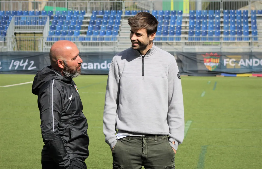 Gerard Piqué visita Prada de Moles per saludar Nacho Castro, el nou tècnic