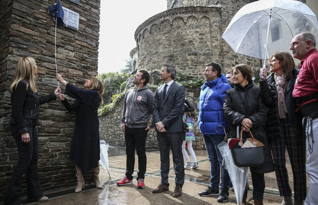 Marsol i l’alcaldessa de Valls, Dolors Farré, descobreixen la placa col·locada a la façana del comú de la capital.