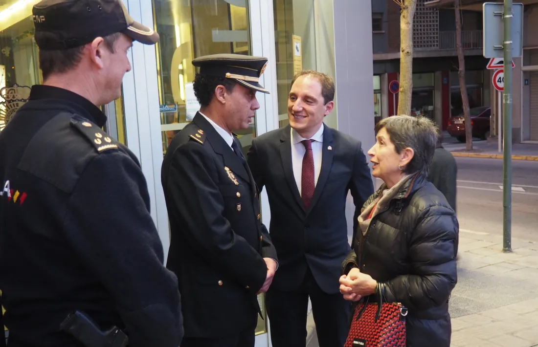 Teresa Cunillera i José Crespín a la comissaria de policia de la Seu. 