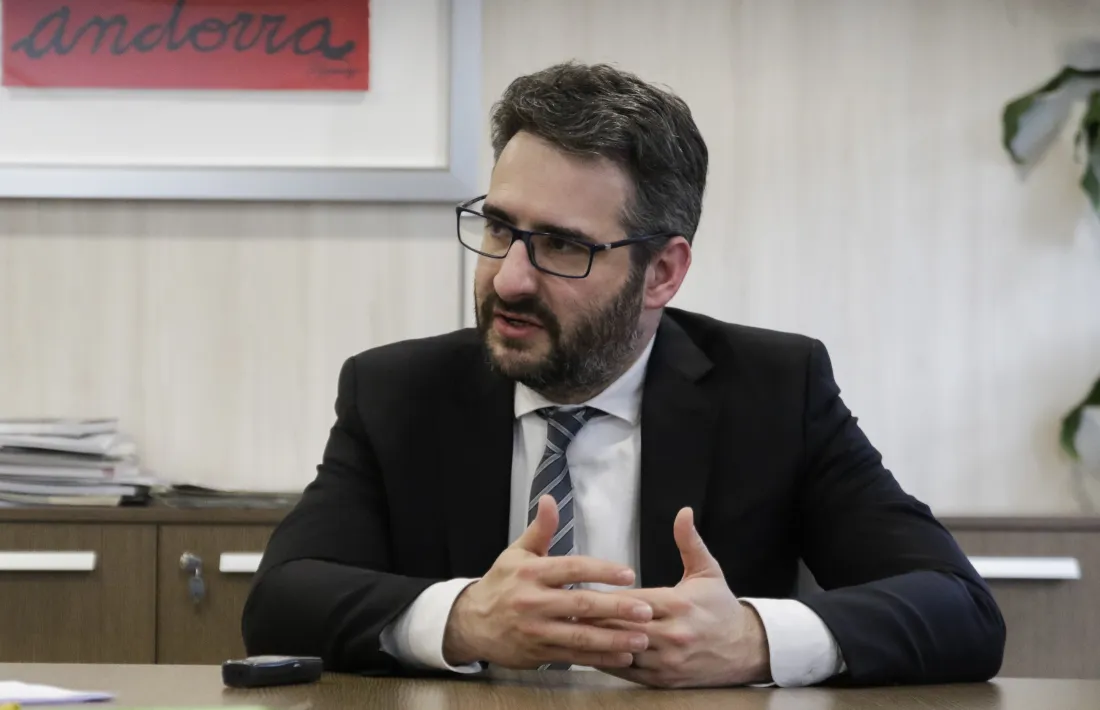 El ministre de Finances, Eric Jover, al seu despatx en un moment de l’entrevista.