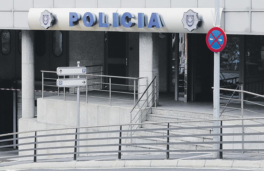 Els joves es troben a la sortida de l’escola.