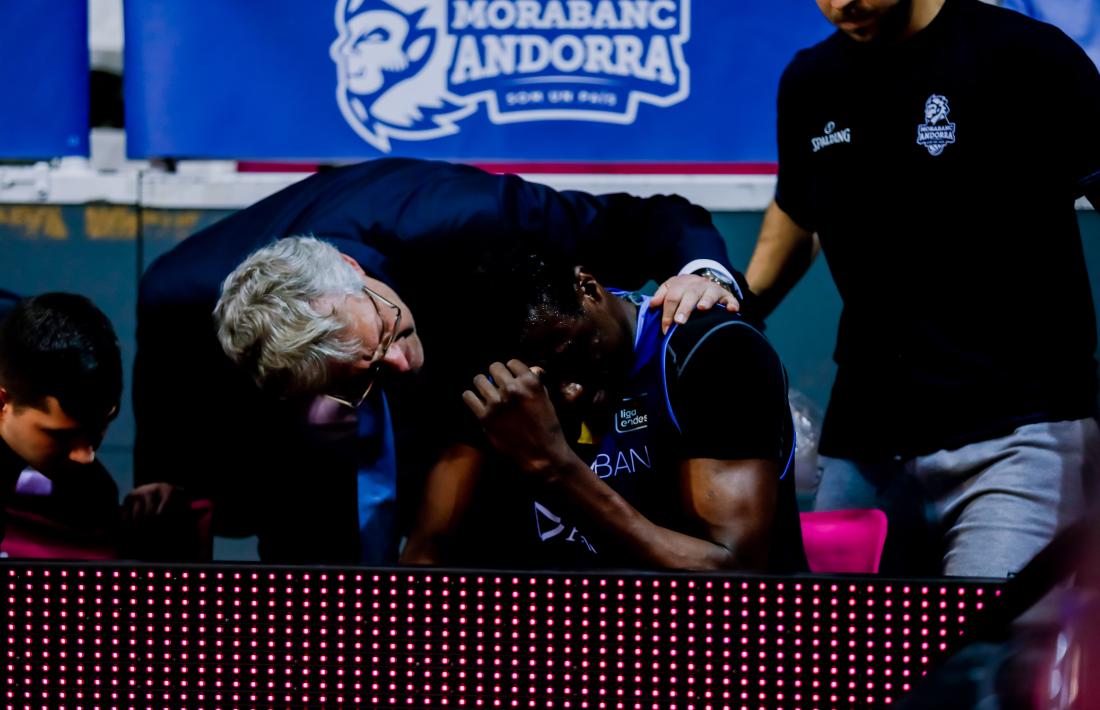 El doctor Jordi Verdaguer parla i intenta animar Diagne, que es va retirar als quatre minuts de partit contra l’Herbalife.