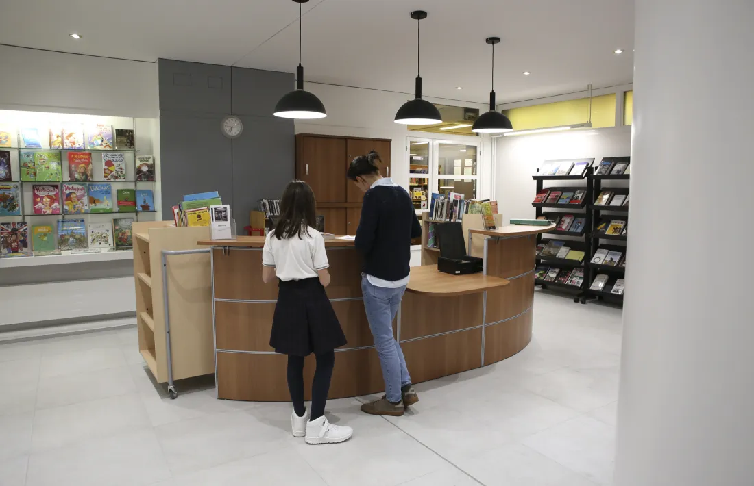 El vestíbul reformat, amb el servei de préstec i atenció al públic: molt més il·luminat i amb una factura actualitzada. 