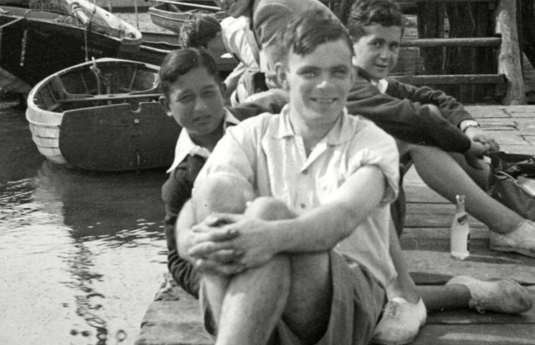 Alan Turing, el 1939, en una escena campestre a Cambridge.
