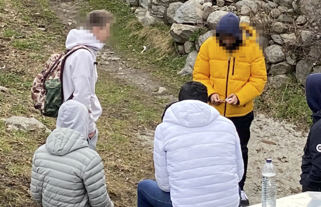Els joves es troben a la sortida de l’escola.