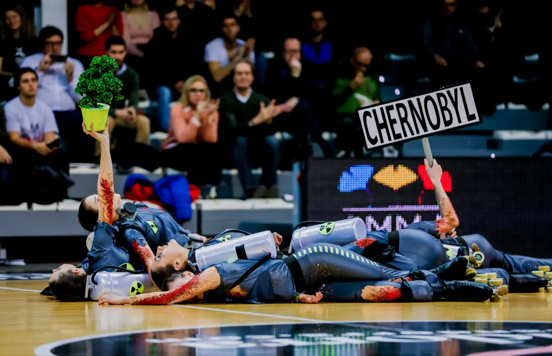 El grup Xou andorrà va fer un primer tast al Poliesportiu durant el partit de bàsquet.