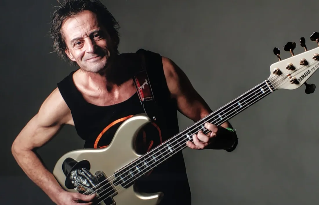 El baixista celebra els 35 anys de CQTM, amb Toni Saigi, ‘Chupi’, Quino Béjar i Toni Guerra: van debutar el 1985 a l’Àngel Blau.
