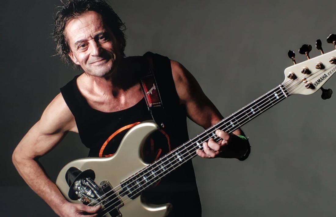 El baixista celebra els 35 anys de CQTM, amb Toni Saigi, ‘Chupi’, Quino Béjar i Toni Guerra: van debutar el 1985 a l’Àngel Blau.