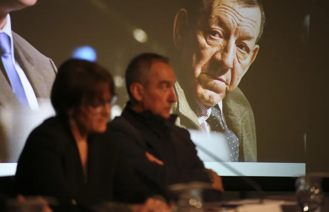 Antoni Morell contempla des de la pantalla la intervenció de Joan Gabriel, vell amic, i de la síndica Roser Suñé, ahir al Consell General.