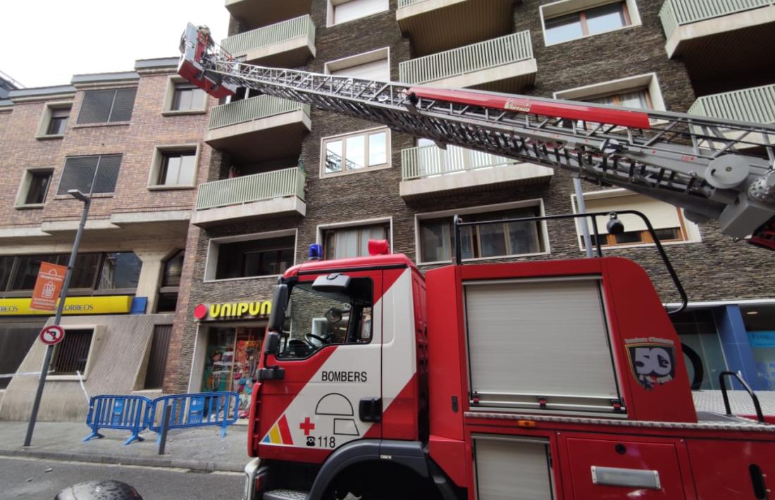 Moment de la intervenció dels bombers, aquest matí. 