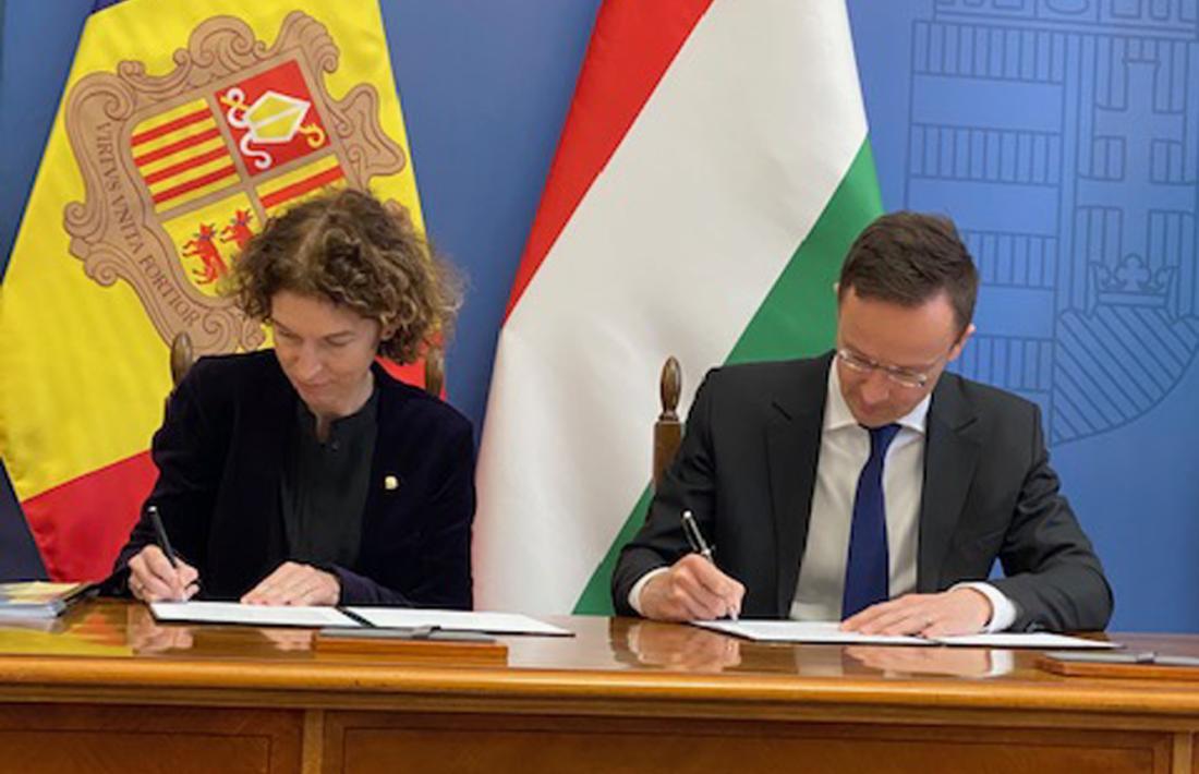 Maria Ubach va signant el protocol amb el seu homòleg hongarès, Péter Szijjartó.