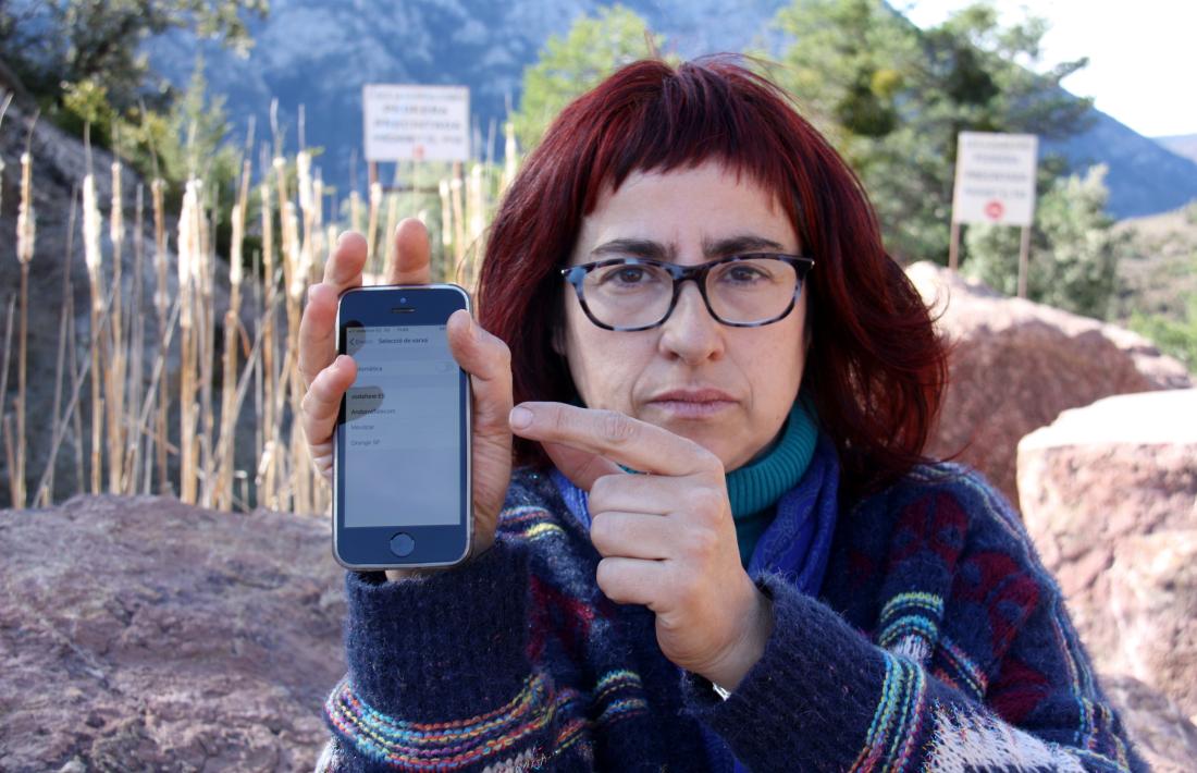 Anna González mostra com la xarxa andorrana apareix amb cobertura en una pedrera a la carretera que va cap a la Guàrdia d’Ares.
