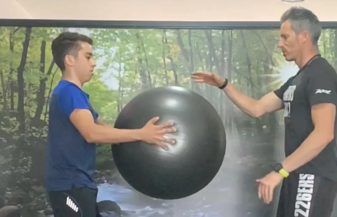  Pere Marquina entrena un dels joves esportistes argentins al seu nou centre.