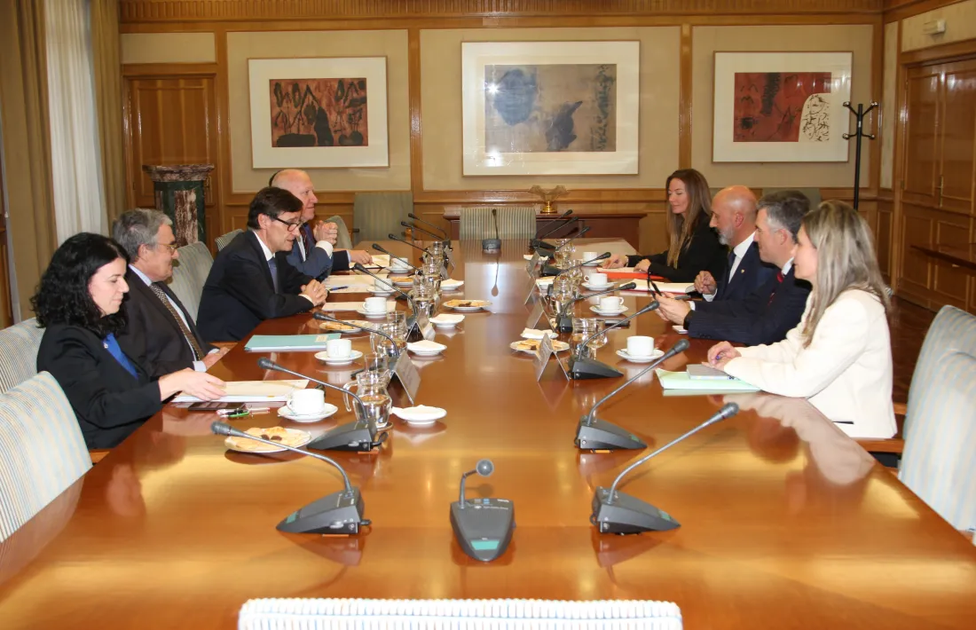Un moment de la trobada entre Joan Martínez Benazet i el seu homòleg Salvador Illa.