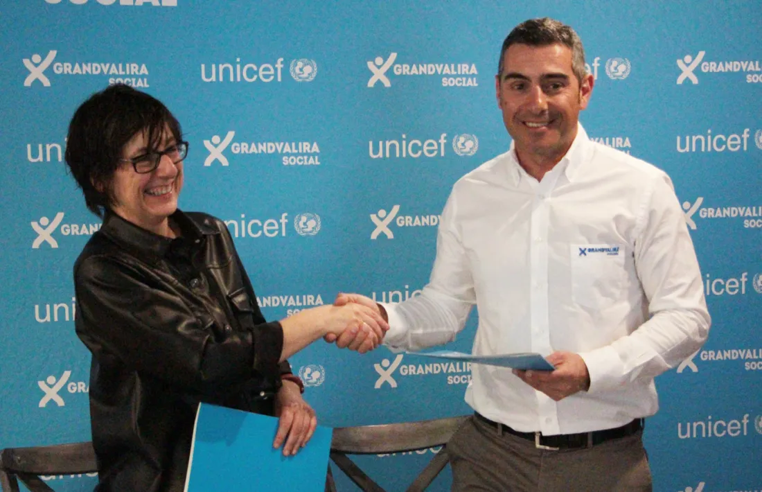 La directora d'Unicef Andorra, Marta Alberch, i el director de màrqueting de Grandvalira, David Ledesma, després de la signatura de l'acord de col·laboració.