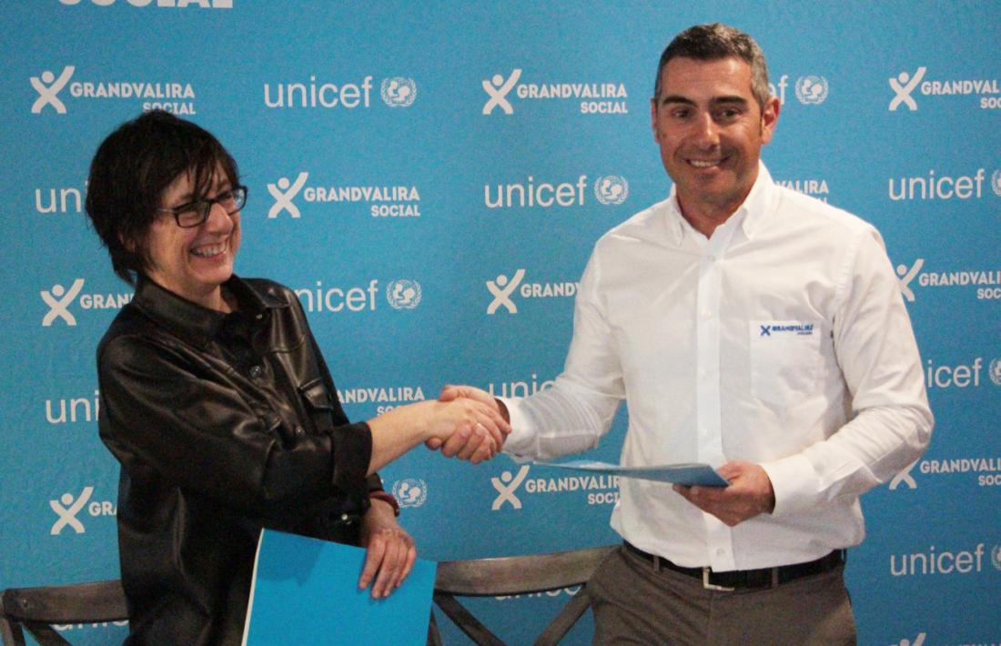 La directora d'Unicef Andorra, Marta Alberch, i el director de màrqueting de Grandvalira, David Ledesma, després de la signatura de l'acord de col·laboració.