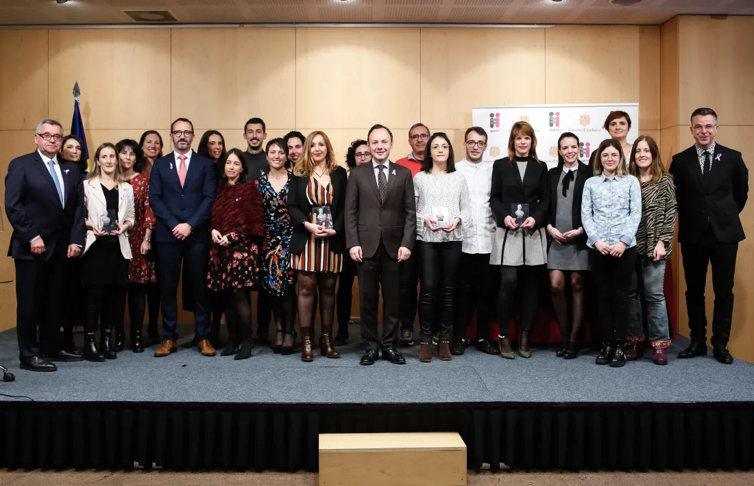Foto de família de tots els guardonats amb l’Olympe de Gouges, ahir al vespre.