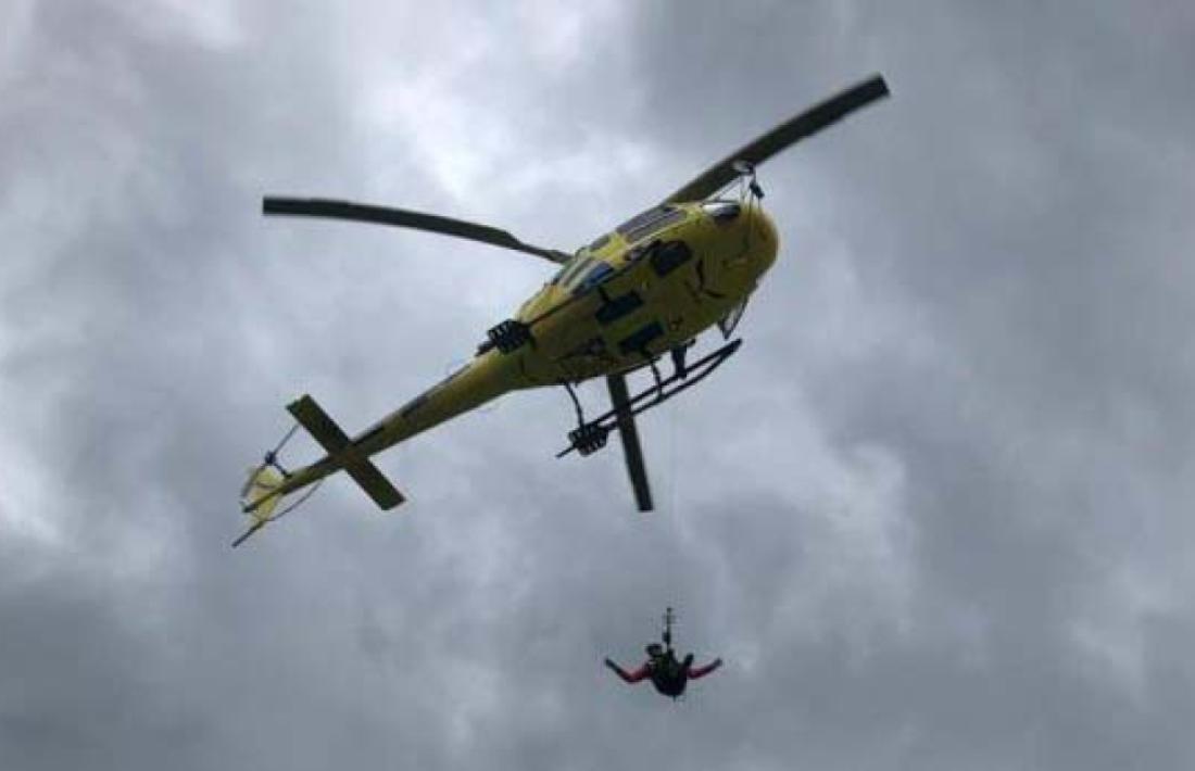 L'helicopter dels bombers en un rescat.