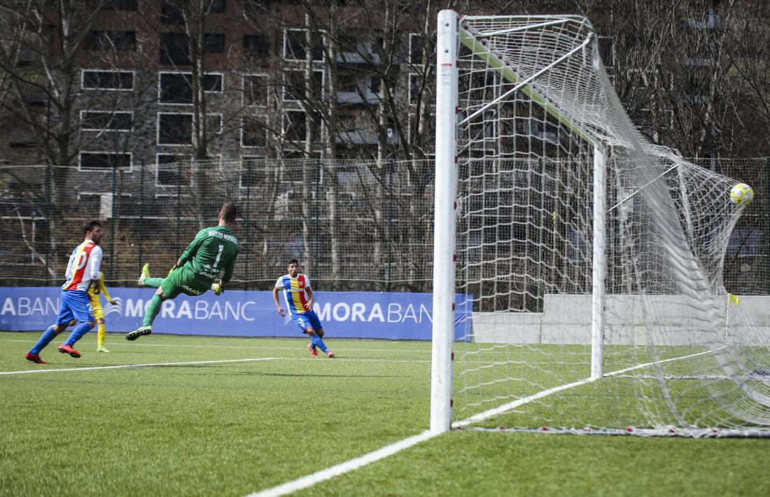 El veterà davanter de l’FC Andorra Víctor Casadesús va marcar el gol del triomf amb un remat acrobàtic per superar Marcos Morales.