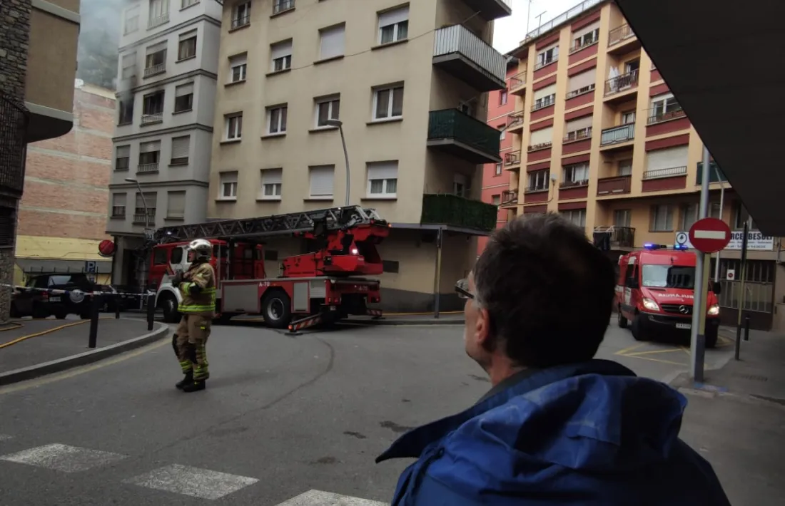 Efectius dels bombers durant la intervenció pel foc en un pis de Sant Julià de Lòria