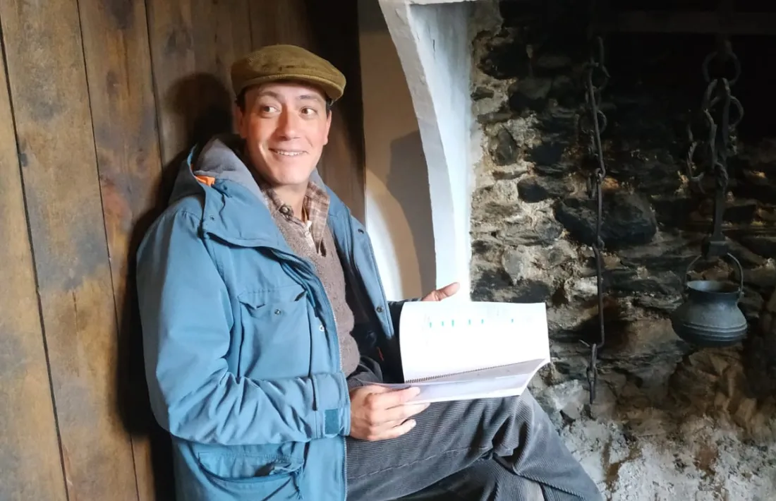 L'actor Roger Casamajor, acracteritzat com l'Antoni de cal Riot, ahir a la Casa Rull de Sispony.