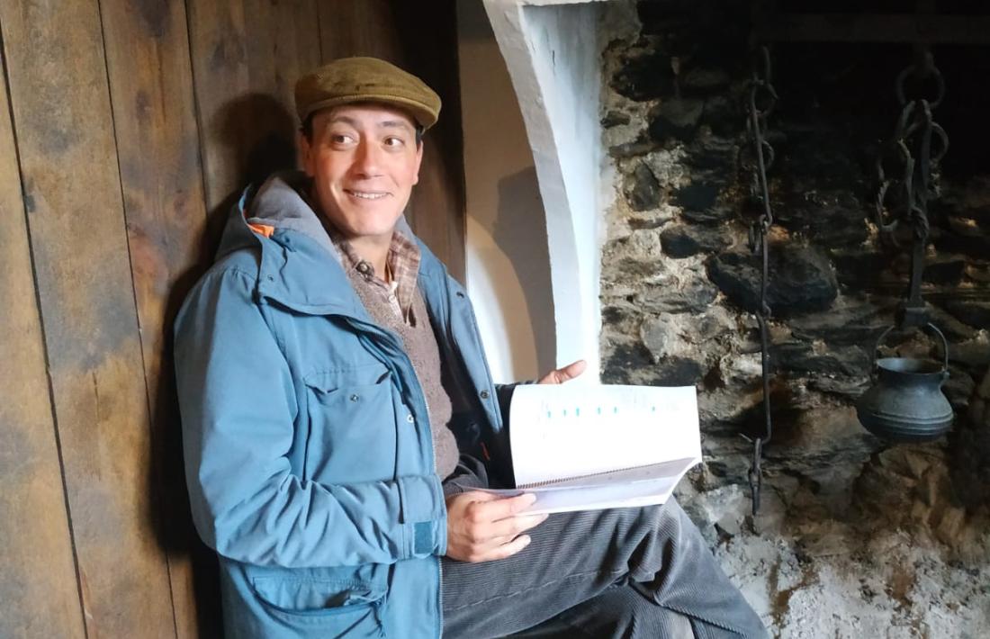 L'actor Roger Casamajor, acracteritzat com l'Antoni de cal Riot, ahir a la Casa Rull de Sispony.