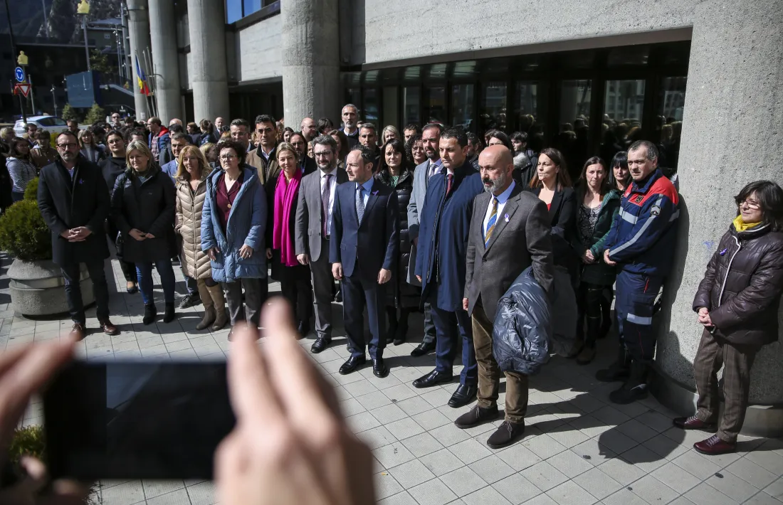 Un moment del minut de reflexió celebrat al davant de l'edifici administratiu del Govern amb motiu del Dia de la dona treballadora.