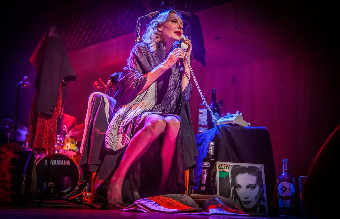 Ute Lemper, a Ordino, transmutada en una Dietrich ja anciana i nostàlgica.