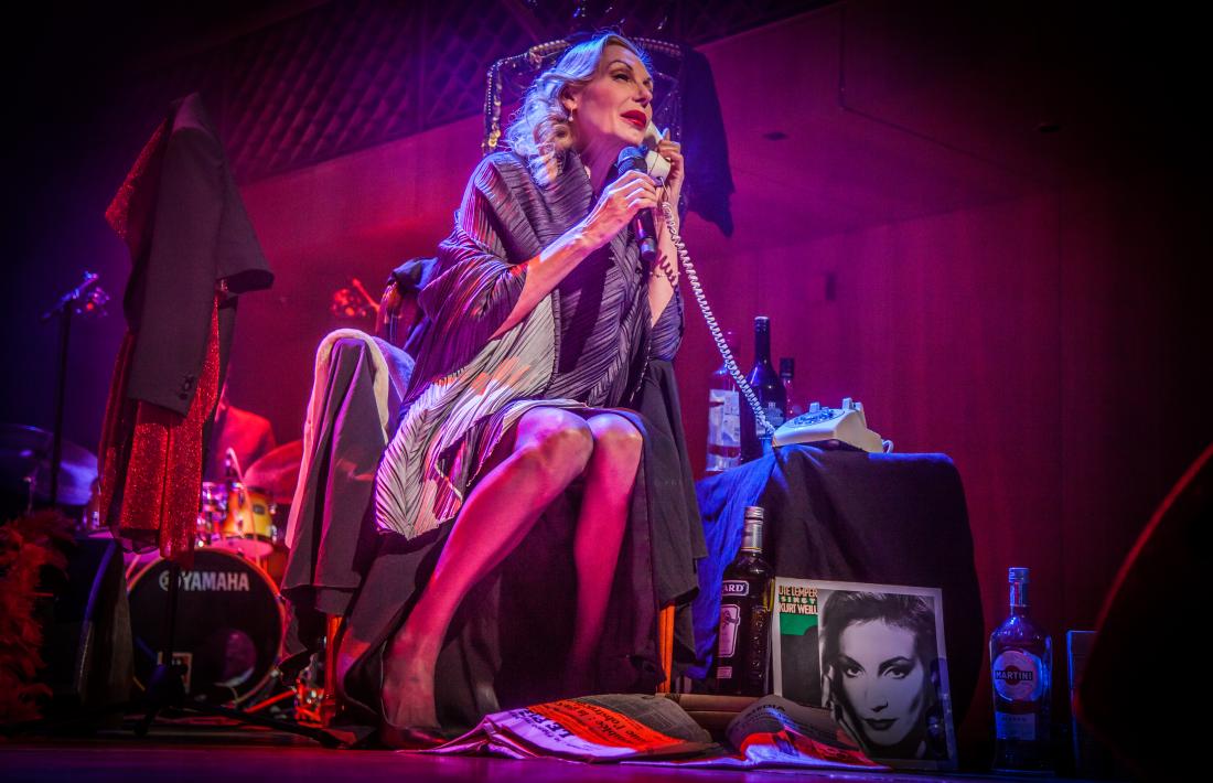 Ute Lemper, a Ordino, transmutada en una Dietrich ja anciana i nostàlgica.