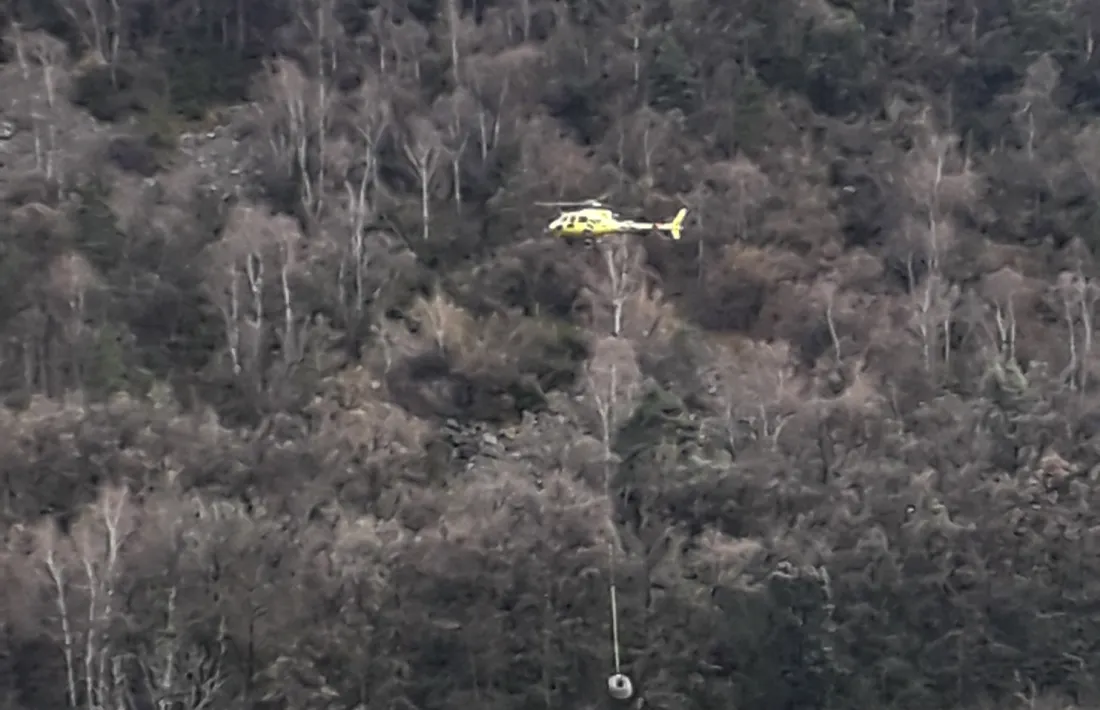 L’helicòpter retirant material, ahir.