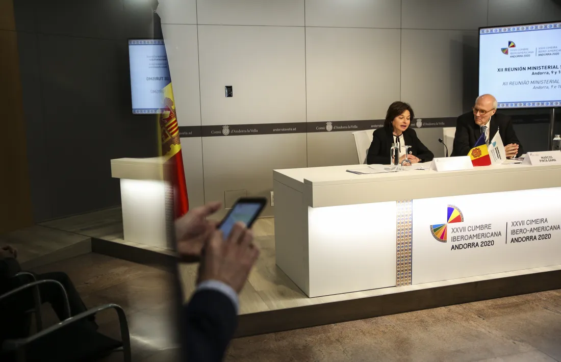 Verònica Canals i Marcos Pinta Gama en el moment de signar la declaració aprovada.