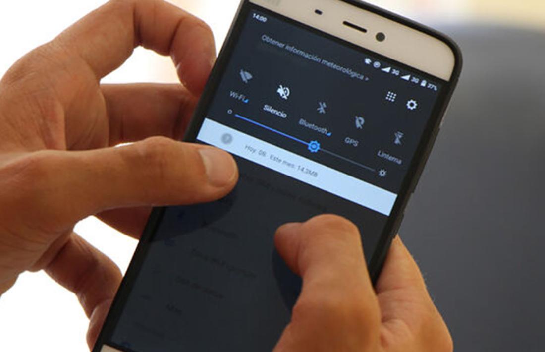Un usuari observa el telèfon mòbil.