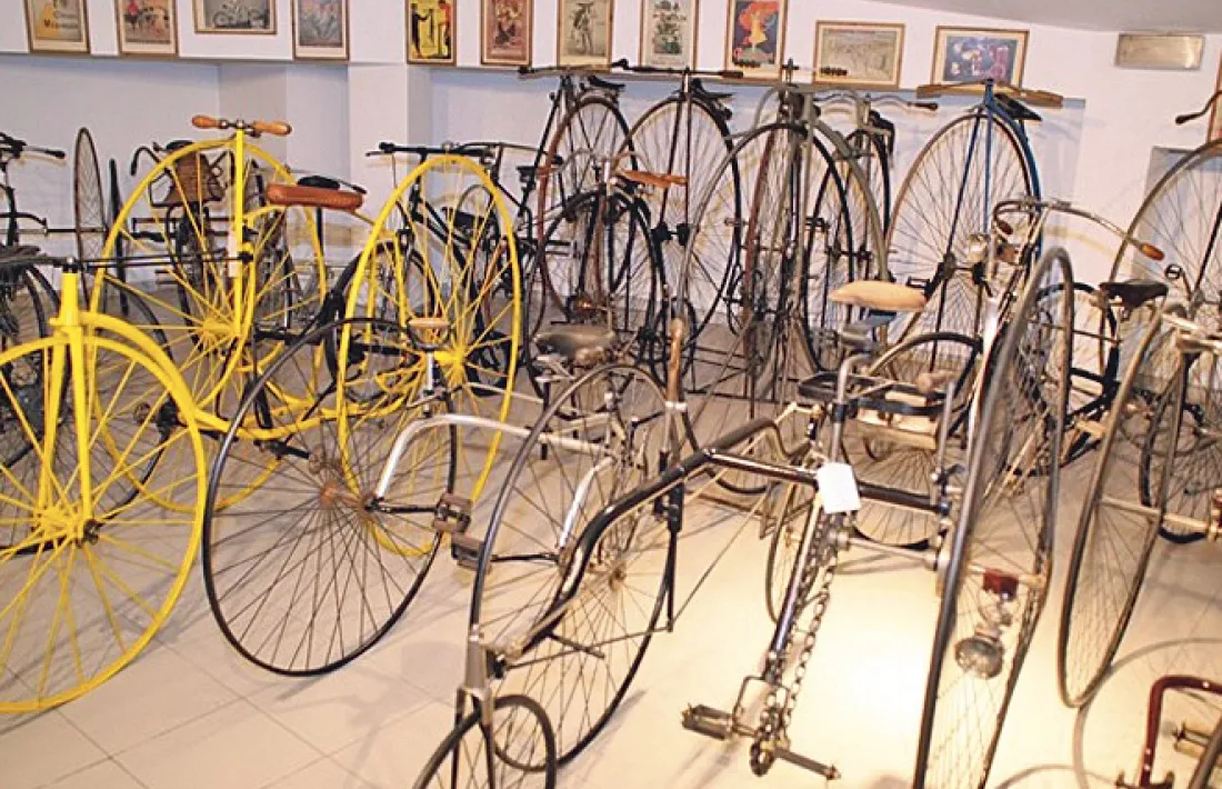 Una imatge de les bicicletes exhibides al Museu de l’Automòbil, que formen part de la col·lecció de la família Riberaygua. 