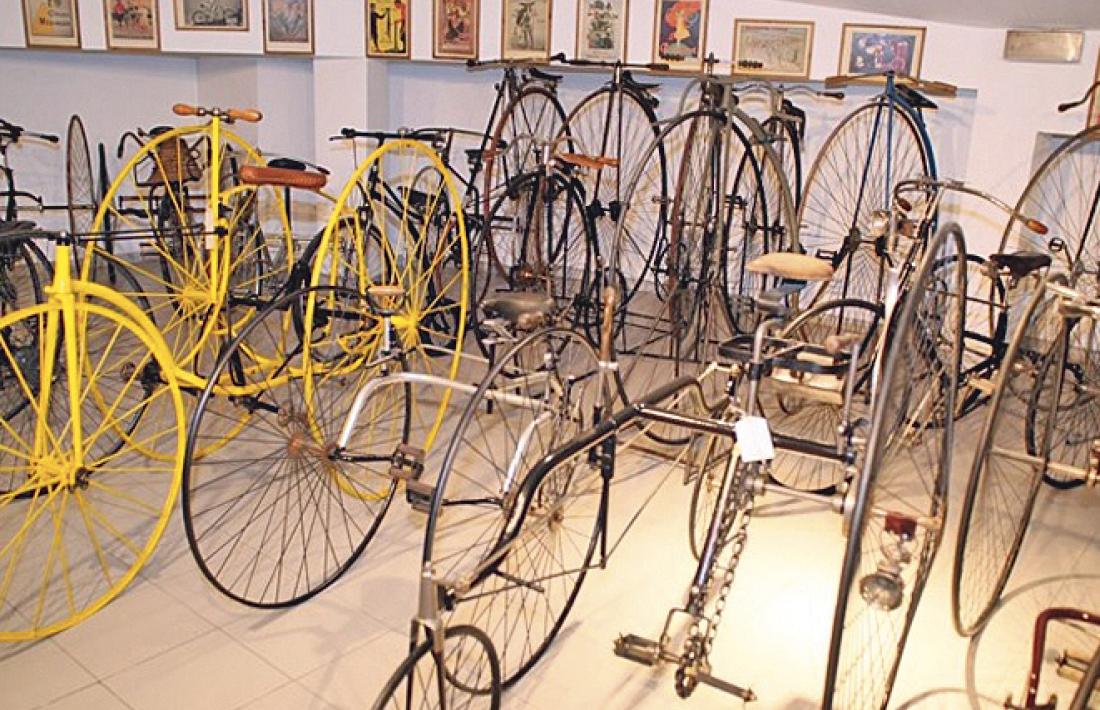 Una imatge de les bicicletes exhibides al Museu de l’Automòbil, que formen part de la col·lecció de la família Riberaygua. 