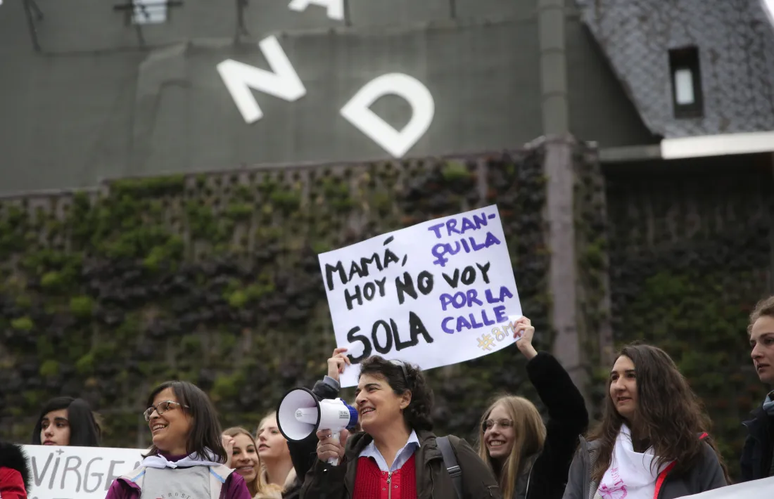 La presidenta d’Acció Feminista, Antònia Escoda, al centre de la fotografia, durant la manifestació del 8-M.