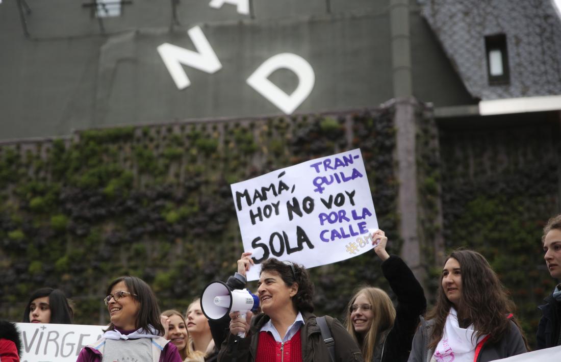 La presidenta d’Acció Feminista, Antònia Escoda, al centre de la fotografia, durant la manifestació del 8-M.