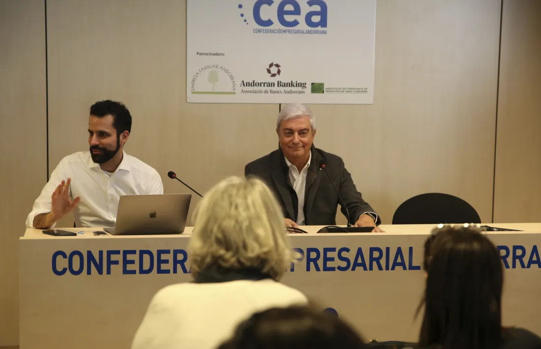 Imatge del començament de la reunió dels representants dels empresaris ahir a la tarda a la seu de la CEA.