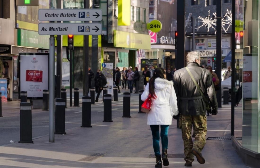 Gent passejant per l'avinguda Meritxell.