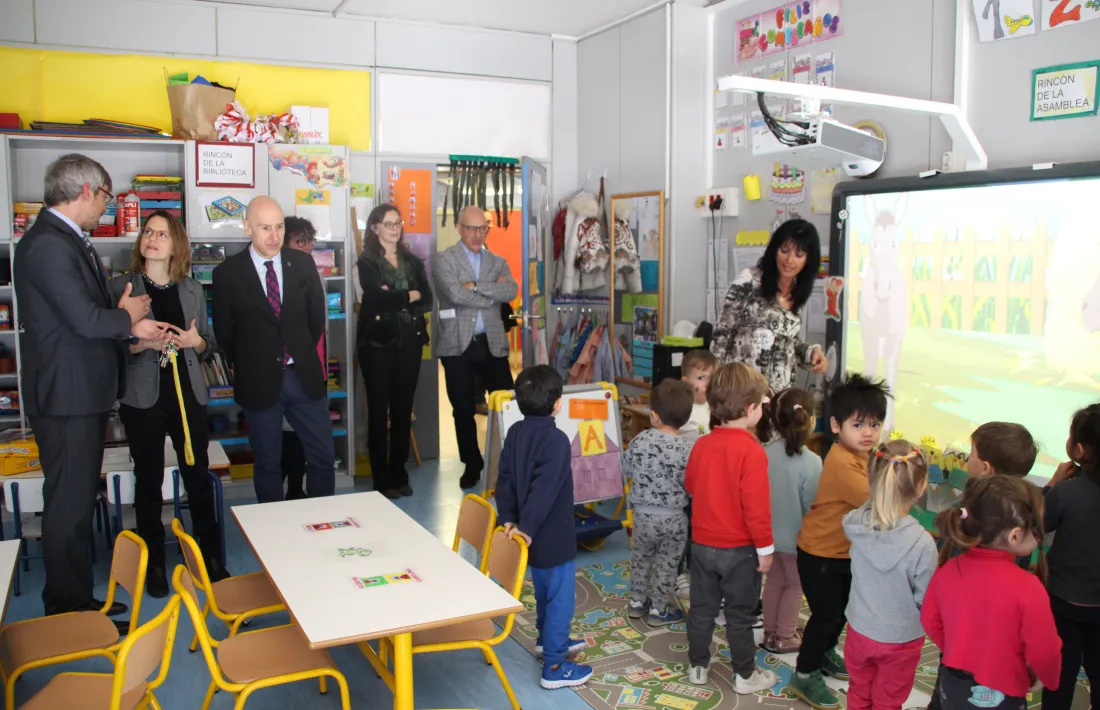 Rosa Gili, Joaquim Dolsa i Magda Mata, ahir durant la visita a les instal·lacions del col·legi espanyol María Moliner.